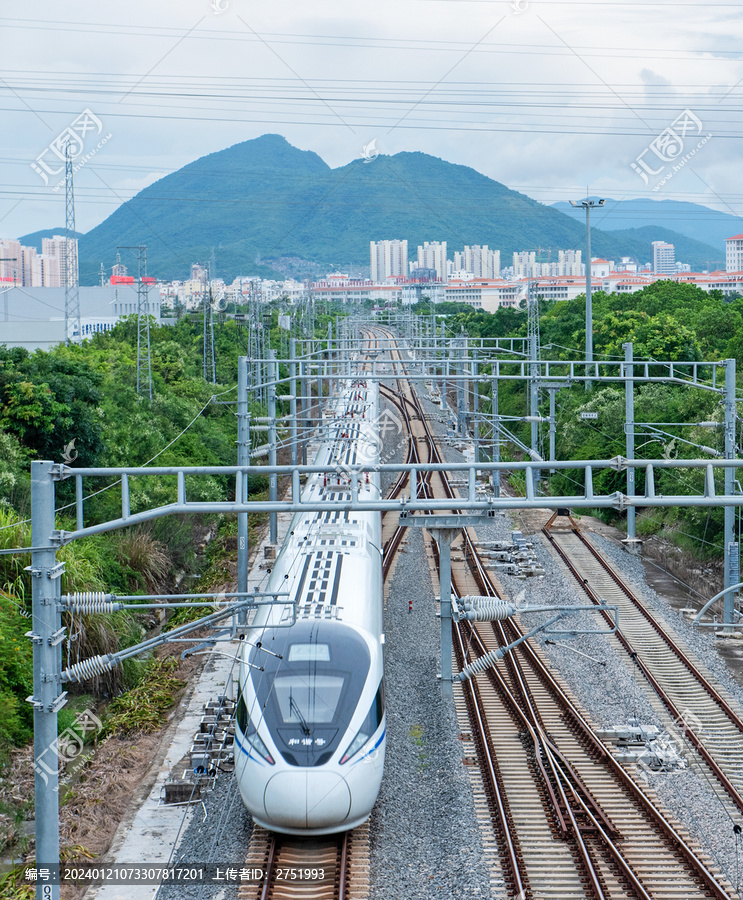 驶过三亚市区的环岛高铁动车