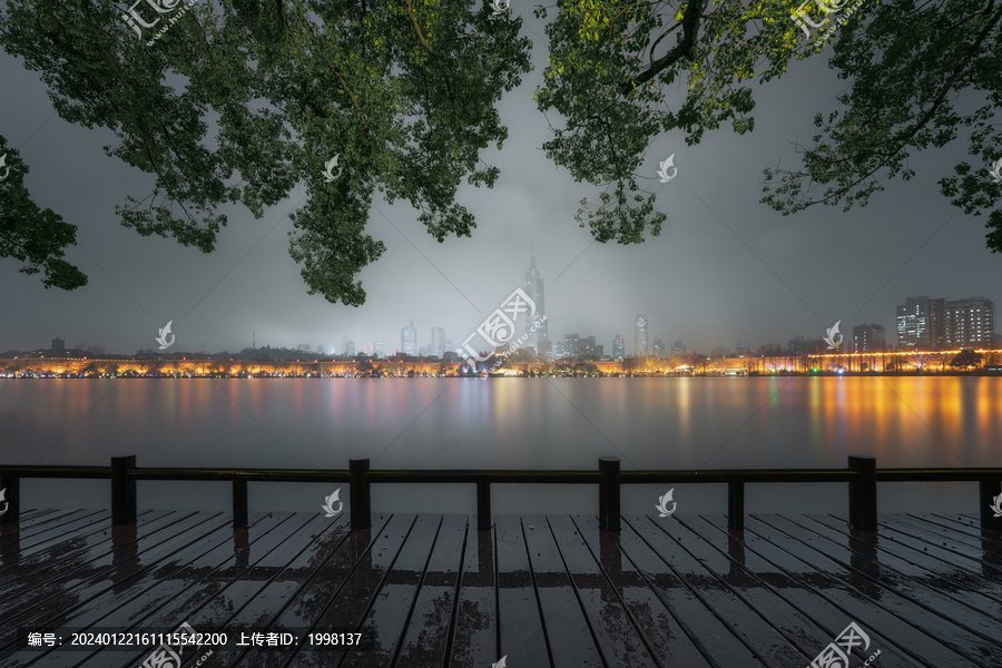 南京玄武湖雨夜