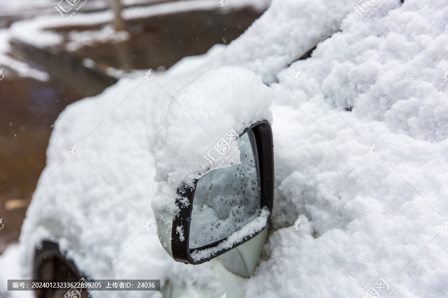 雪中汽车后视镜