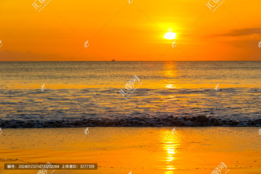 日落下的海边及沙滩风光