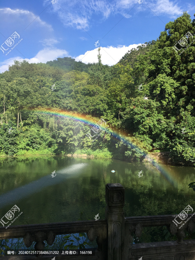 池塘上有彩虹