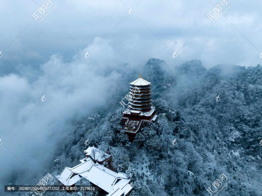 都江堰青城山顶峰雪景