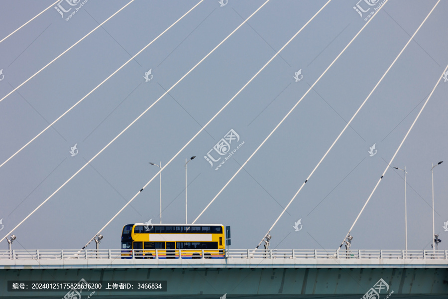 深圳湾公路大桥上的双层跨境巴士