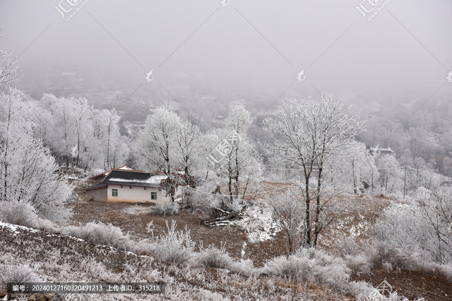 大凉山农村雪景