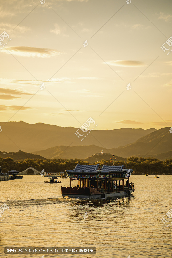 颐和园湖面夕阳的船