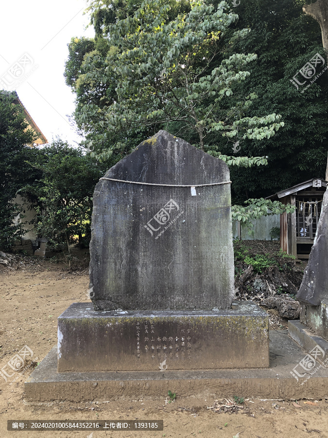 日本神社里的石碑