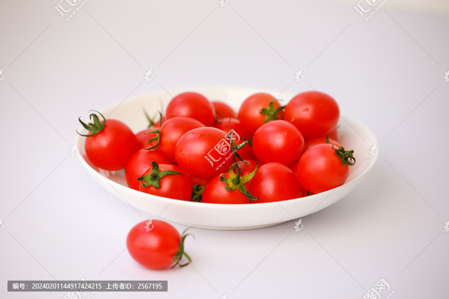 白色背景一盘子小番茄