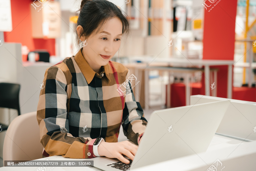 亚洲自由职业女性在电脑前办公