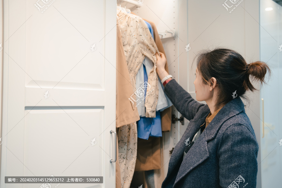 亚洲女性在家中壁橱衣服搭配