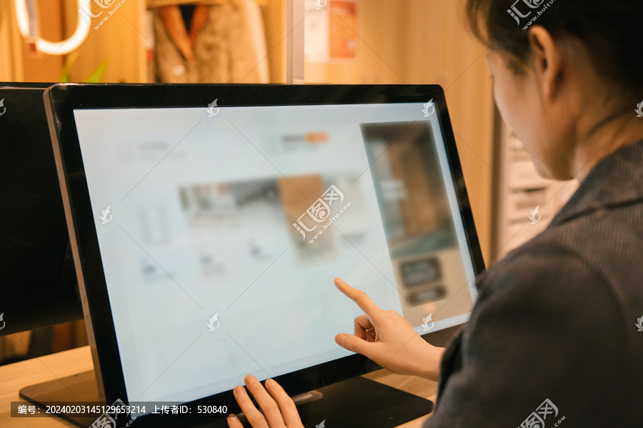亚洲女性触摸现代科技商品电子屏