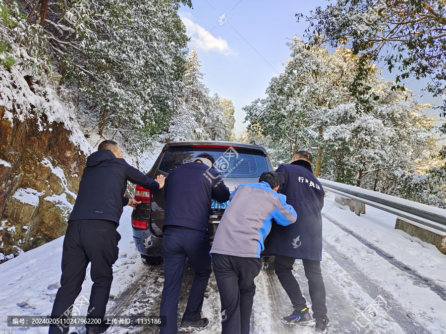 雪中救援被困车辆