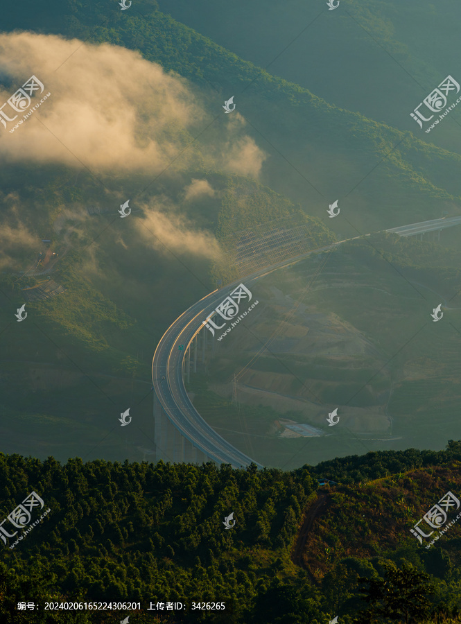 山顶俯拍山下的高速公路