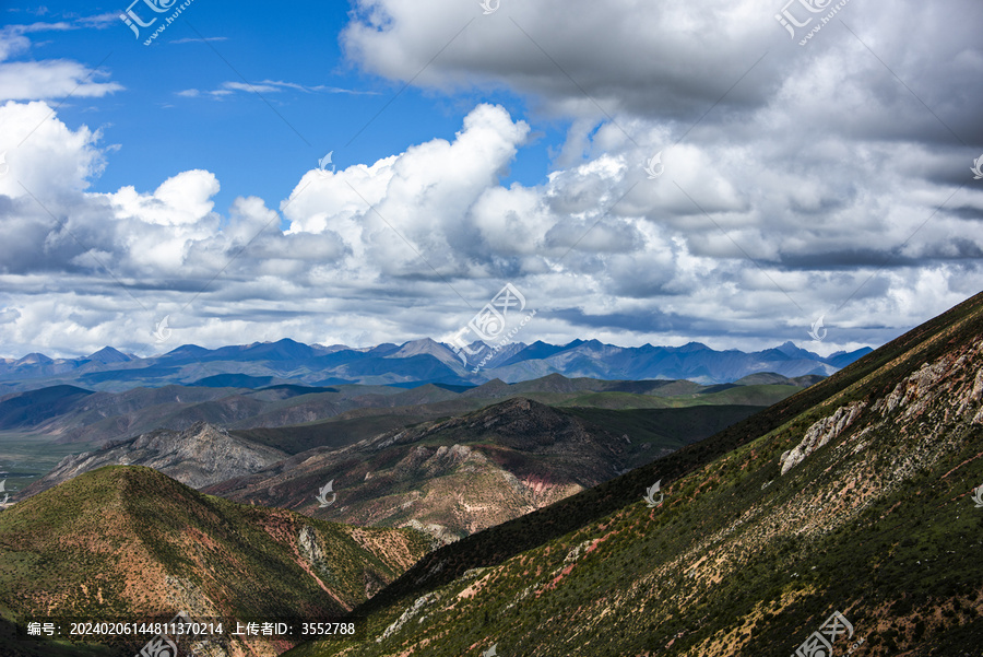 西藏的山峰和蓝天