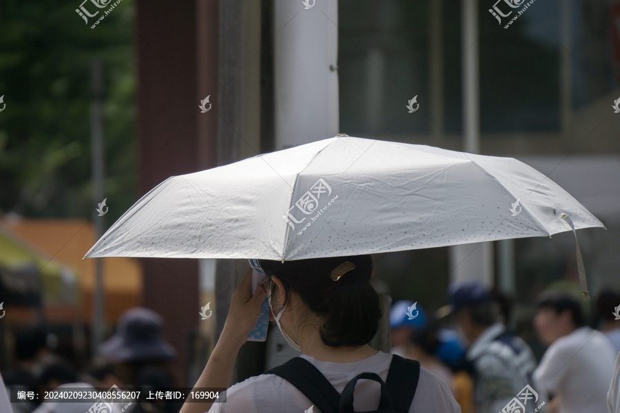 街头的遮阳伞
