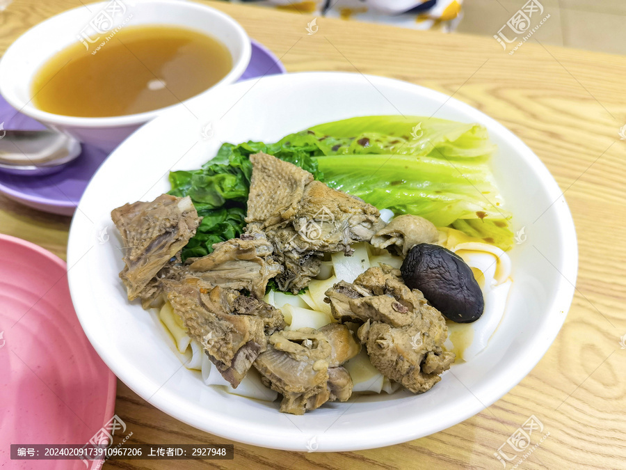 鸡肉药材汤粉