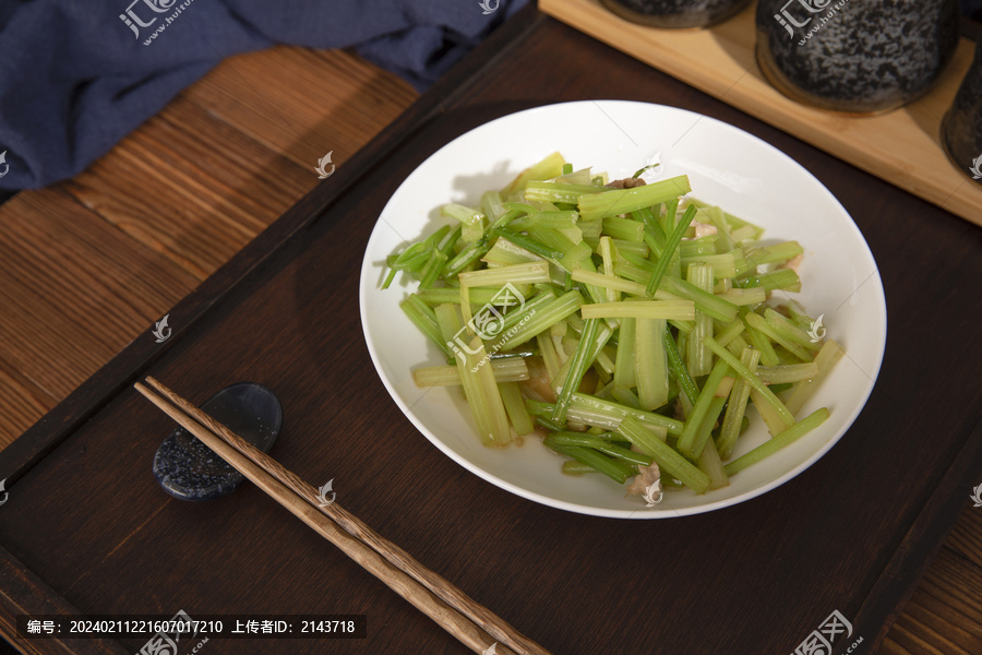 清炒芹菜