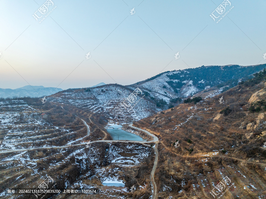 航拍沂蒙山区的乡村