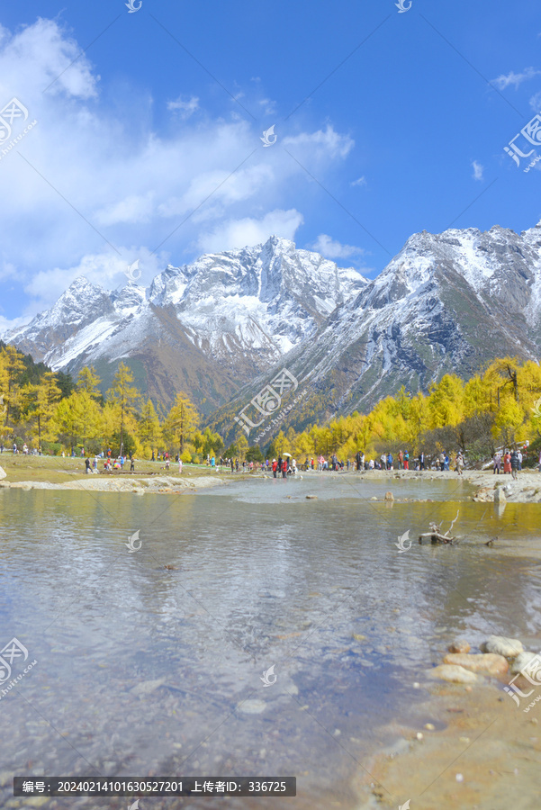 四川毕棚沟燕子岩窝雪山溪流