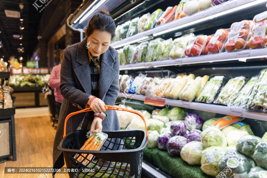 超市有机蔬菜保鲜的亚洲女性