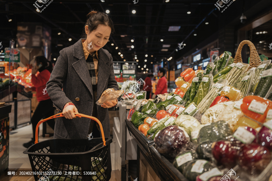 亚洲女性超级市场新鲜蔬菜的挑选