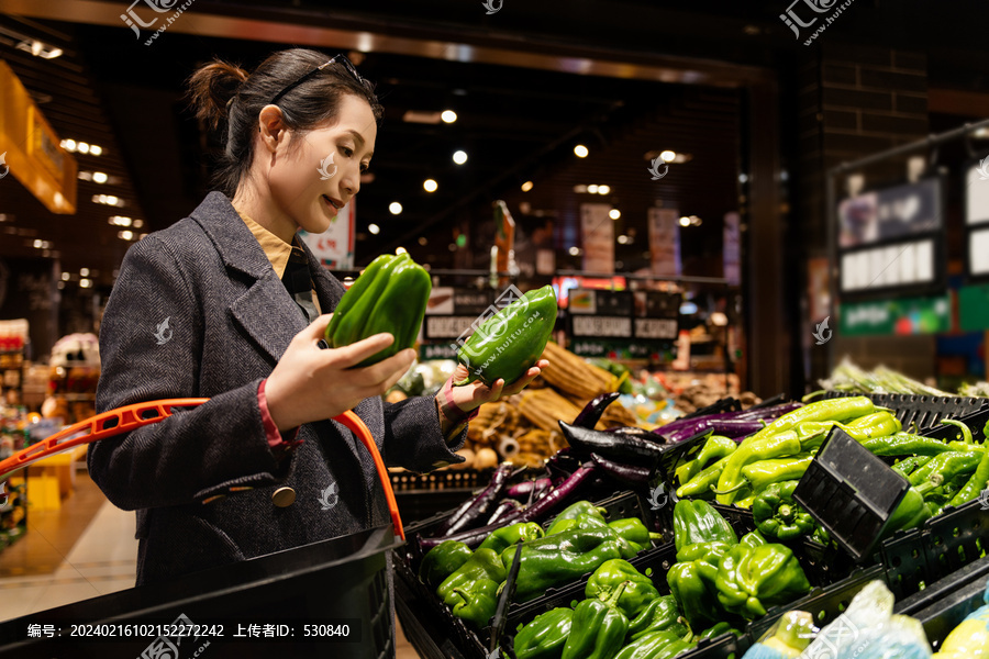 超级市场挑选新鲜蔬菜的亚洲女性
