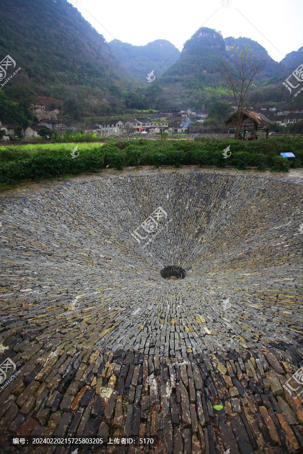 雨补鲁天坑风光