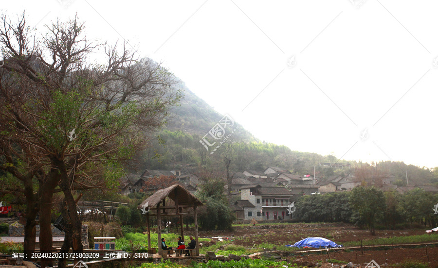 雨补鲁天坑风光