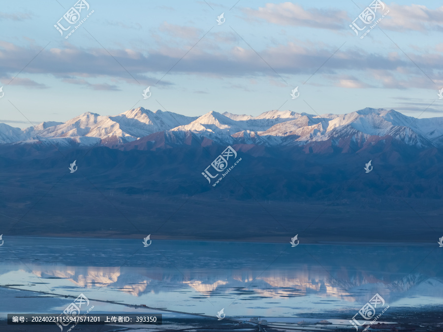 茶卡盐湖与昆仑山
