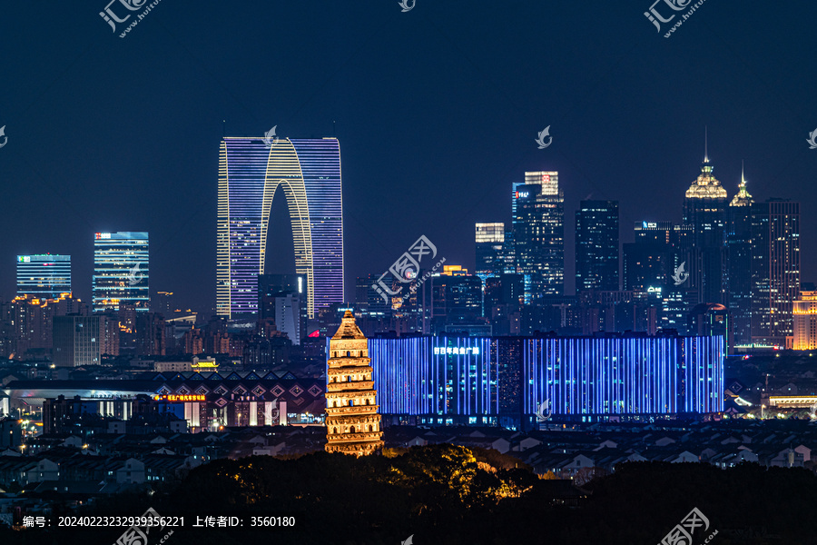 苏州东方之门与虎丘塔同框夜景