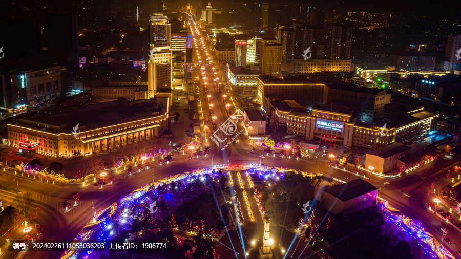 龙年春节里的长春人民广场夜景