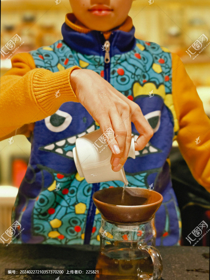 小孩泡茶