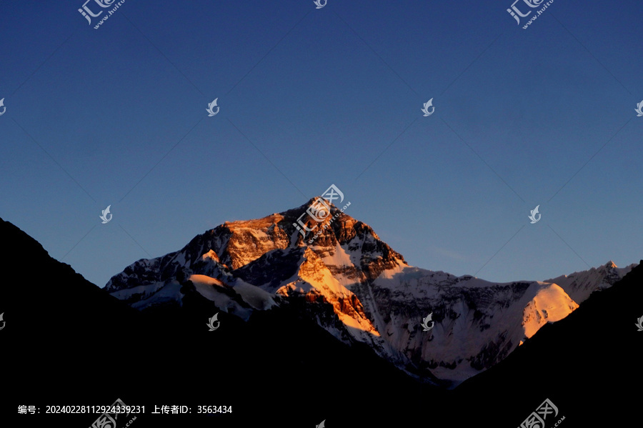 珠穆拉玛峰日照金山