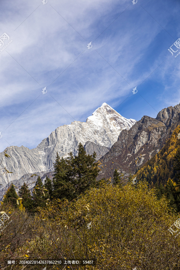 四姑娘山景区雪山风光