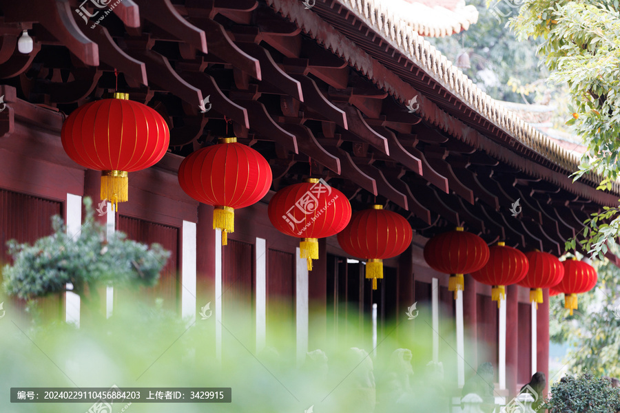 广州光孝寺悬挂在屋檐下的红灯笼