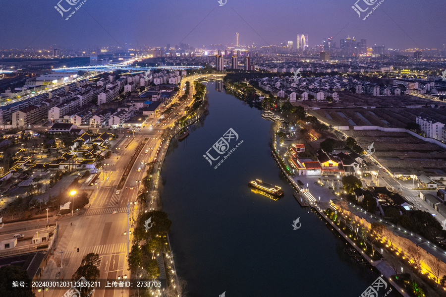苏州环城河游船与城市夜景