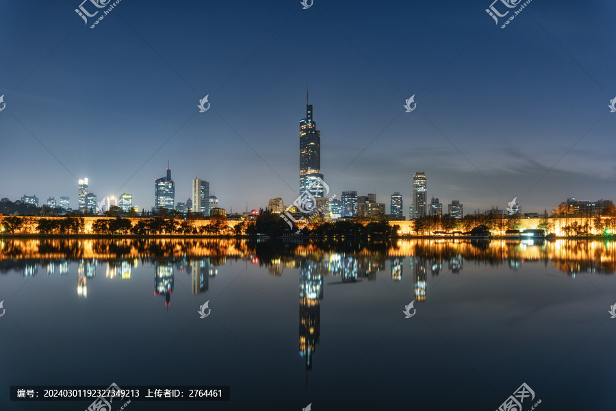 南京玄武湖紫峰大厦夜景