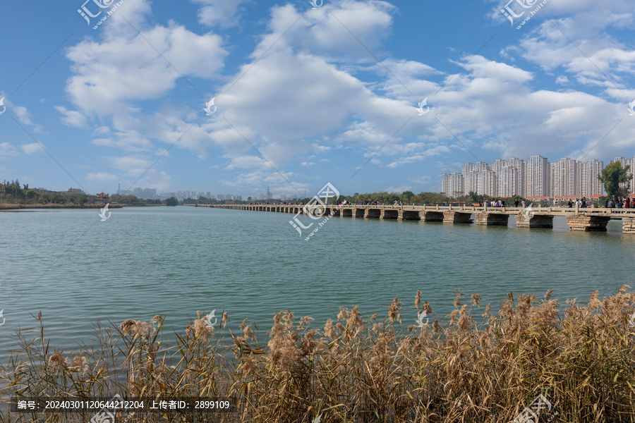 蓝天白云古建筑安平桥都市风景