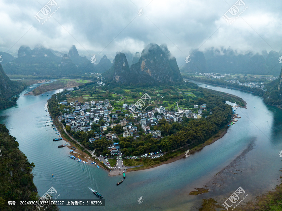 中国阳朔桂林漓江烟雨雾海奇观