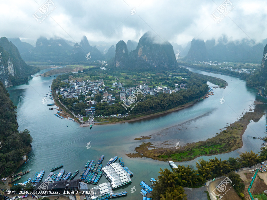 中国阳朔桂林漓江烟雨雾海奇观