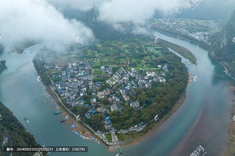 中国阳朔桂林漓江烟雨雾海奇观