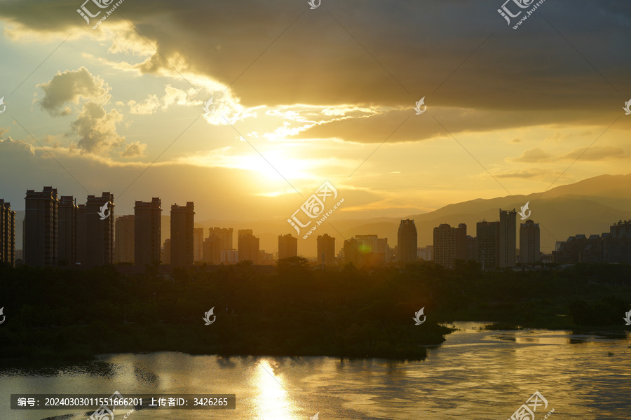 夕阳下的城市轮廓