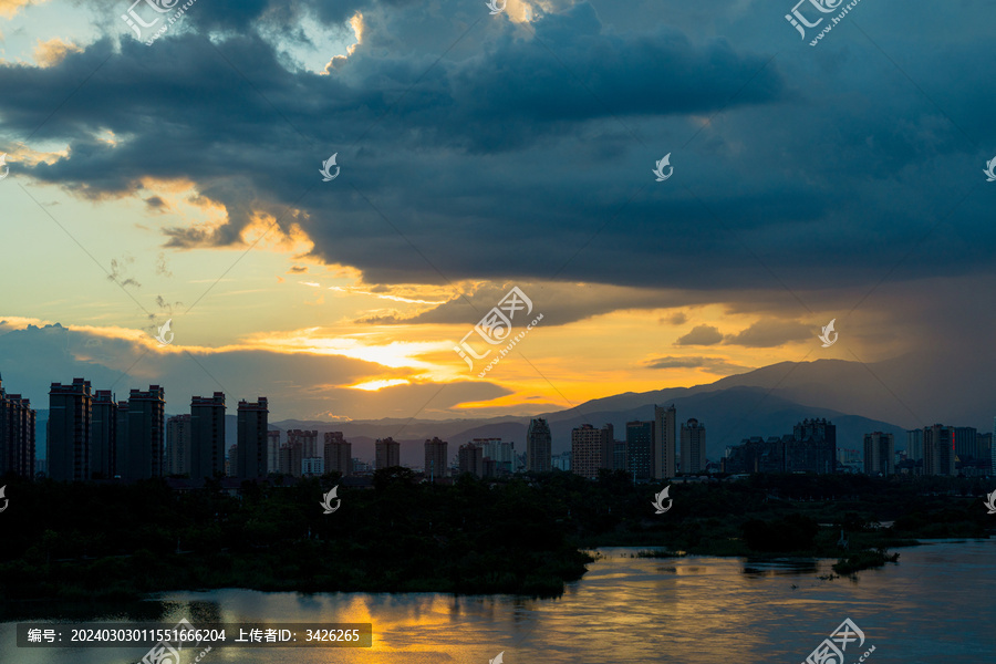 夕阳下的城市轮廓