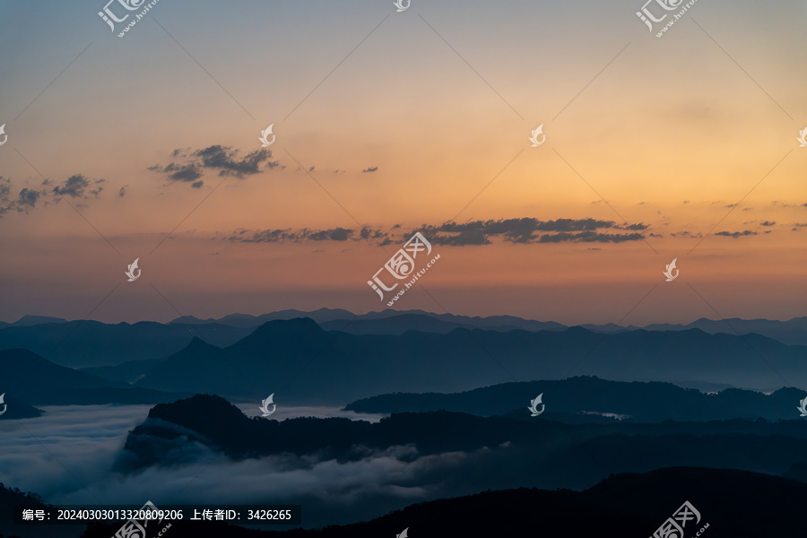 日出前山之间的云海