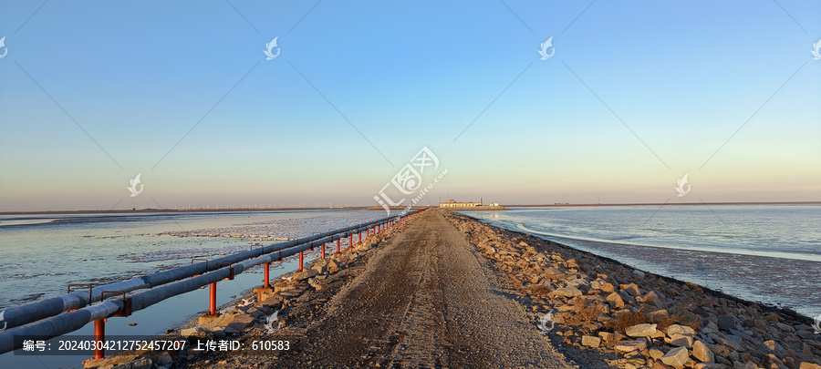 大海冰封冬季天际线道路输油管道