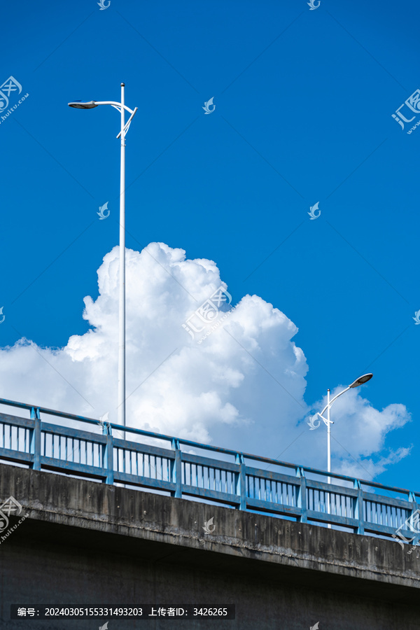 蓝天白云下的小桥