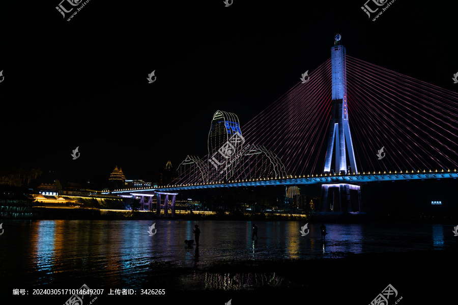 夜晚在澜沧江大桥下玩水的人