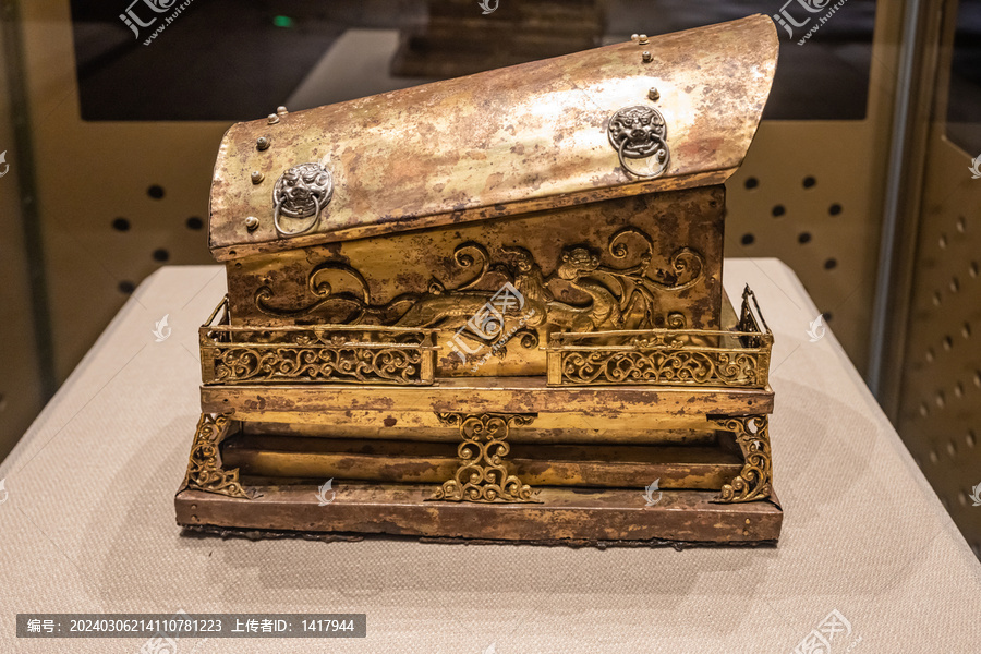 唐代鎏金龙纹铜棺