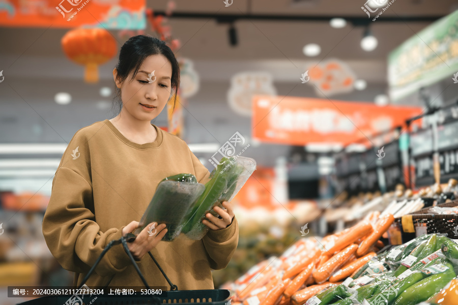 超市挑选新鲜蔬菜的女人素材