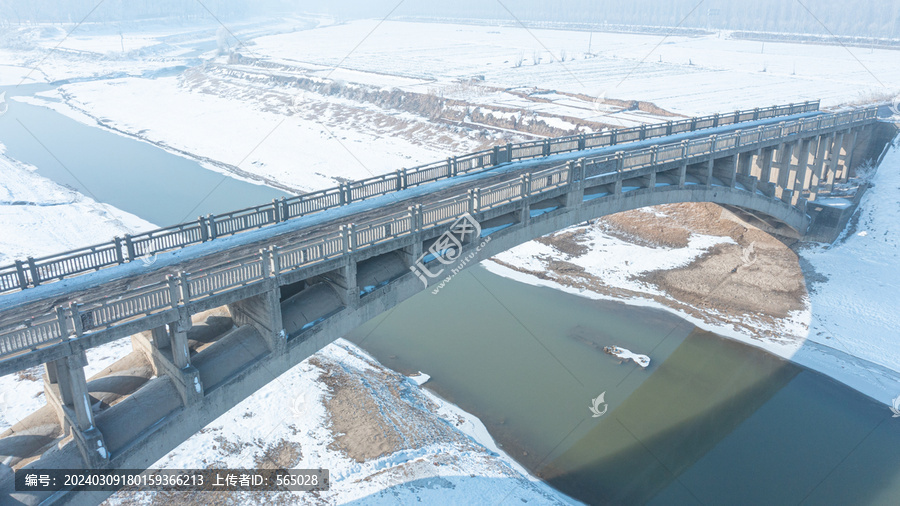 运河古桥雪景航拍水利工程