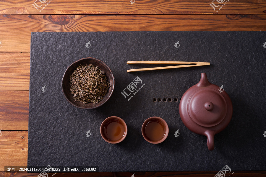 放在桌子上的茶叶茶具